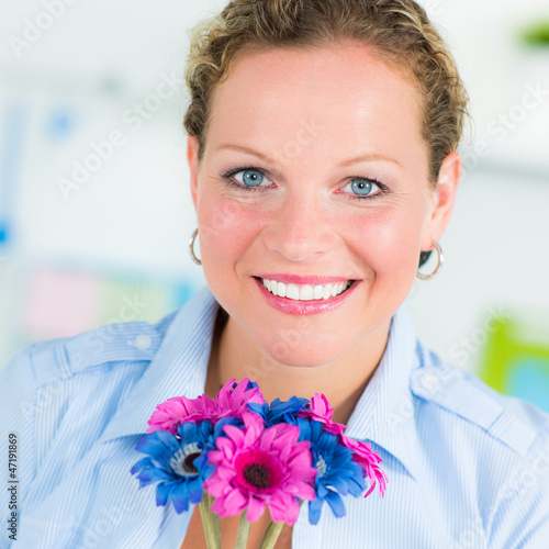 Photo: frau mit bunten blumen frau mit bunten blumen