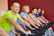 Leute beim Spinning im Fitnesskurs