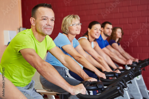Photo: Leute beim Spinning im Fitnesskurs Leute beim Spinning im Fitnesskurs