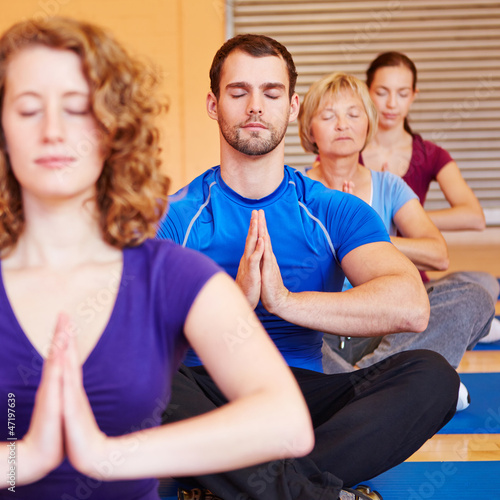 Photo: Meditation in der Gruppe im Fitnesscenter Meditation in der Gruppe im Fitnesscenter