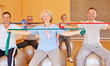 Senioren trainieren Rücken mit Gymnastikband