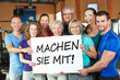 Foto: Gruppe hält Machen sie mit Schild Gruppe hält Machen sie mit Schild