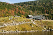 Górskie schronisko nad stawem