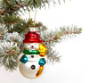 Schneemann hängt am Weihnachtsbaum