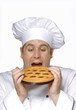 Foto: Cocinero chef sujetando un pastel de chocolate. Cocinero chef sujetando un pastel de chocolate.