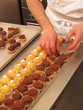 Manos preparando dulces.Pastelero cocinando.