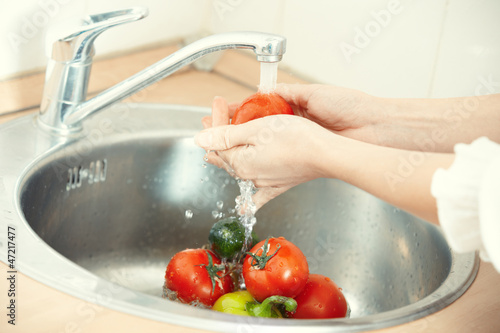 Photo: Washing vegetables Washing vegetables
