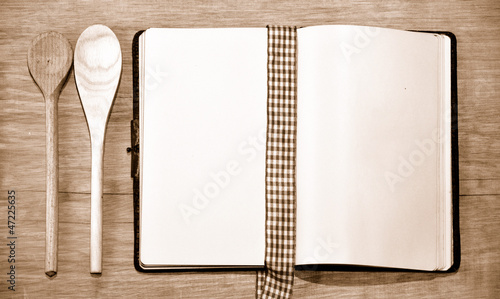 Photo: Kochbuch und Kochlöffel Kochbuch und Kochlöffel