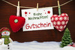 Photo: Herzen mit Weihnachtsdekoration und Schnee Herzen mit Weihnachtsdekoration und Schnee