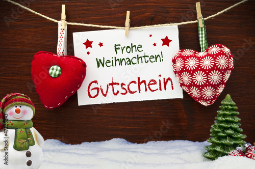 Photo: Herzen mit Weihnachtsdekoration und Schnee Herzen mit Weihnachtsdekoration und Schnee