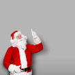 Weihnachtsmann zeigt nach oben