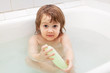 Foto: two-year baby in bathtub two-year baby in bathtub