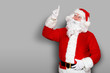 Nikolaus zeigt mit dem Finger nach oben
