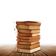 libri su fondo legno
