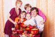 Foto: Family Enjoying Christmas Meal At Home Family Enjoying Christmas Meal At Home