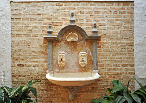 Photo: Pila de agua, fuente de mármol, Carmona Pila de agua, fuente de mármol, Carmona