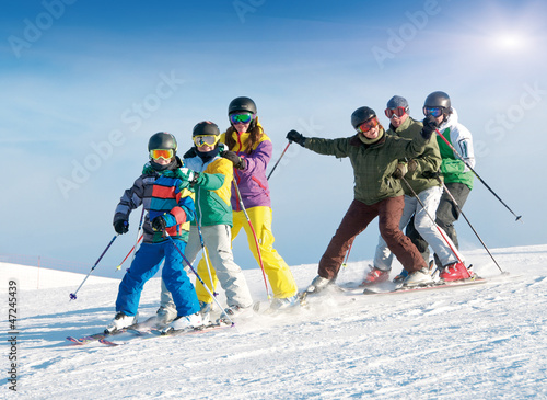 Photo: Gruppe Skifahrer – Kinder und Erwachsene Gruppe Skifahrer – Kinder und Erwachsene