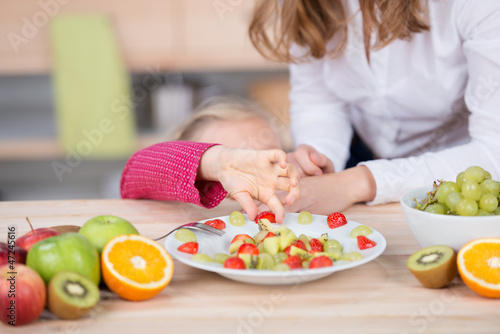 Photo: kind probiert obst kind probiert obst