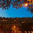Pariser Stadthäuser bei Nacht
