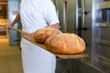 Photo : Bäcker beim Backen von Brot Bäcker beim Backen von Brot