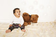 Baby mit Teddybär