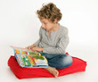 Kleiner Junge mit Comic