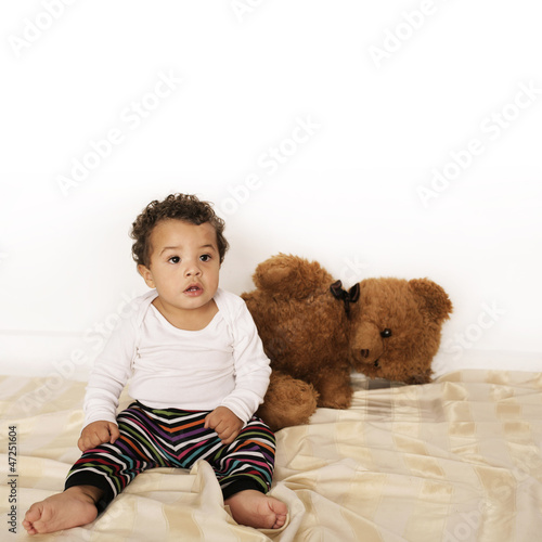 Photo: Süßes Baby mit Teddybär Süßes Baby mit Teddybär