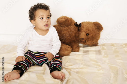 Photo: Kleinkind mit Teddybär Kleinkind mit Teddybär