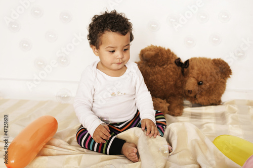 Photo: Süßes Kleinkind mit Teddy Süßes Kleinkind mit Teddy
