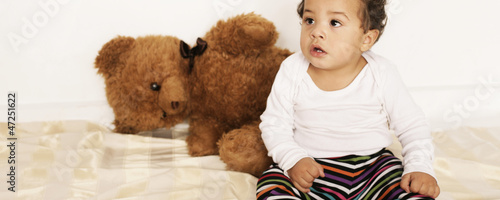 Photo: Kleinkind mit Teddy Kleinkind mit Teddy
