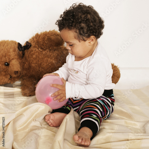 Photo: Kleinkind und Teddybär Kleinkind und Teddybär