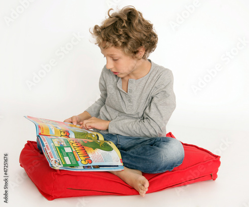 Photo: Kleiner Junge mit Comic Kleiner Junge mit Comic