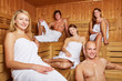 Männer und Frauen in gemischter Sauna