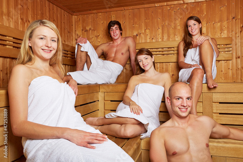 Photo: Männer und Frauen in gemischter Sauna Männer und Frauen in gemischter Sauna