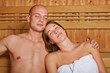 Paar entspannt in Sauna