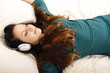 Musik hören auf dem Bett