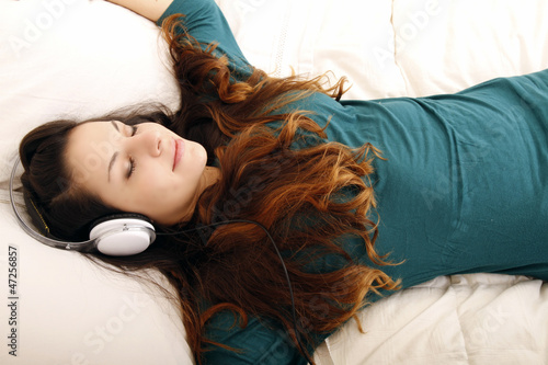 Photo: Musik hören auf dem Bett Musik hören auf dem Bett