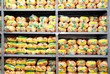 Abgepackte Backwaren im Lager einer Industriebäckerei