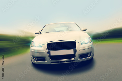 Illustration: Auto auf der Landstrasse im Sommer Auto auf der Landstrasse im Sommer