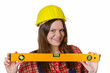 Handwerkerin mit Schutzhelm und Wasserwaage