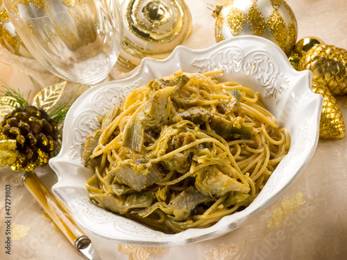 Photo: spaghetti carbonara with artichoke on christmas table spaghetti carbonara with artichoke on christmas table