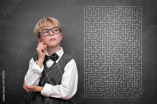 Photo: Junge mit Labyrinth auf Blackboard Junge mit Labyrinth auf Blackboard