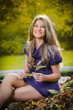 Foto: Beautiful blonde girl with long legs posing in a forest Beautiful blonde girl with long legs posing in a forest