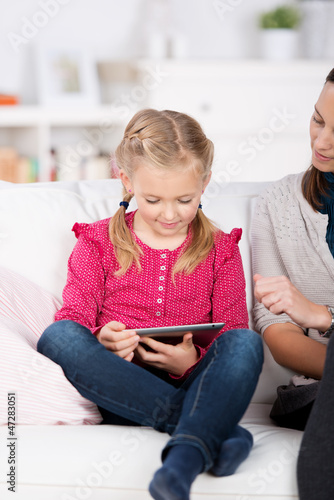 Photo: mutter und kind mit tablet pc mutter und kind mit tablet pc