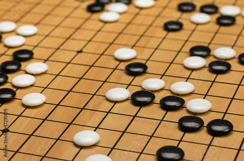 Photo: Nahausfnahme von Spielsteinen auf einem Go Brett Nahausfnahme von Spielsteinen auf einem Go Brett