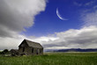 Foto: Old Homestead in Field and Moon Old Homestead in Field and Moon