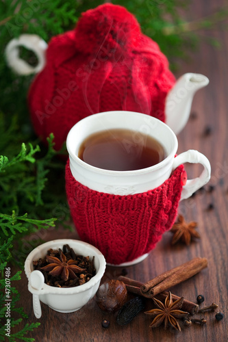 Foto: Hot winter tea with spices, selective focus Hot winter tea with spices, selective focus