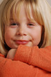 Retrato de una feliz hermosa niña rubia,niña serena y saludable.