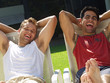 Amigos tomando sol en una piscina.