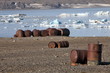 Foto: Rusty fuel and chemical drums on Arctic coast Rusty fuel and chemical drums on Arctic coast